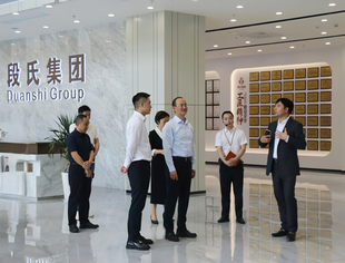 渝北区区委常委、常务副区长肖文军调研我会副会长、青委会会长单位段记西服