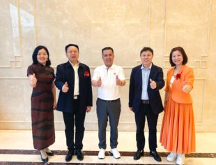 梁福荣蒋玉琴熊静霞参加黔南州四川商会第三届第一次会员大会暨十周年庆典召开