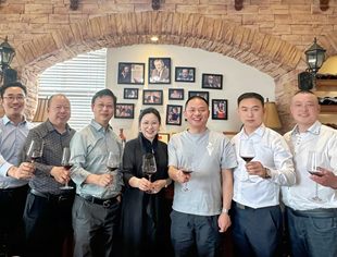 品红酒促交流/共筑商会发展新桥梁——王艺晓诚邀川籍商会秘书长座谈交流
