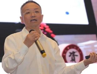 我会会长游洪涛在“新时代渝商培养计划”启动仪式上作“践行守法诚信 建设责任渝商”的主题分享