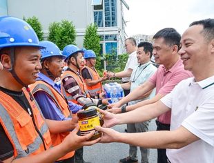 “致敬高温下的你，政协委员在行动”——我会副会长黄朝阳、何敏慰问一线建筑工人