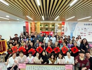 商会动态丨我会党委书记颜贻骥受邀参加香榭里社区党群服务中心乔迁新址仪式并代表商会赠送书画作品