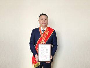 商会会长吕状文荣获“第四届四川省优秀中国特色社会主义事业建设者”称号