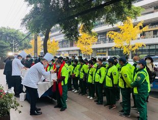 商会常务副会长单位成都蓉城四季酒店每月为最美环卫人免费送早餐