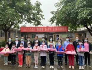 “情暖篆塘 爱心助学” 重庆市上海商会爱心企业向綦江区山区小学捐赠爱心书包