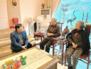 韦会长一行拜访慰问我会顾问团成员恭祝新春佳节