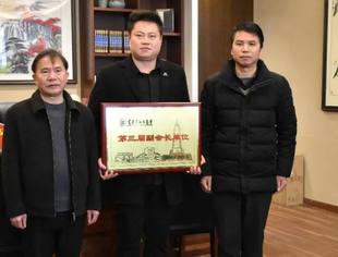 | 走访交流 | 商会轮值会长尹行波一行走访我会新增副会长单位并授牌