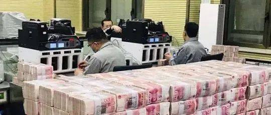 个人存取现金5万元以上要登记，什么信号？