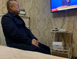 贵阳市四川自贡商会会员收看第十四届全国人大第一次会议开幕式