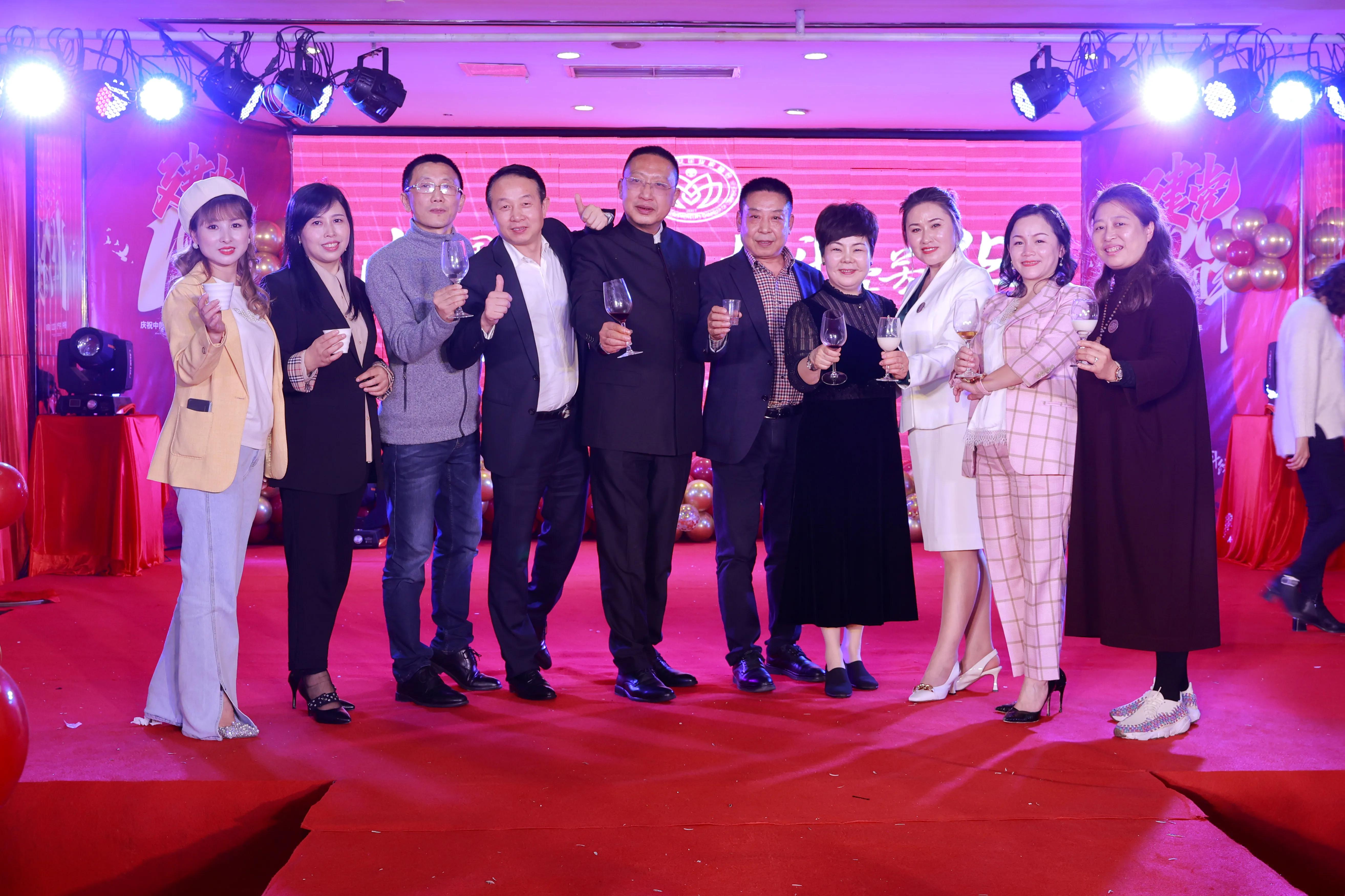 遂宁女商会第一届四次会员大会暨四周年庆举行