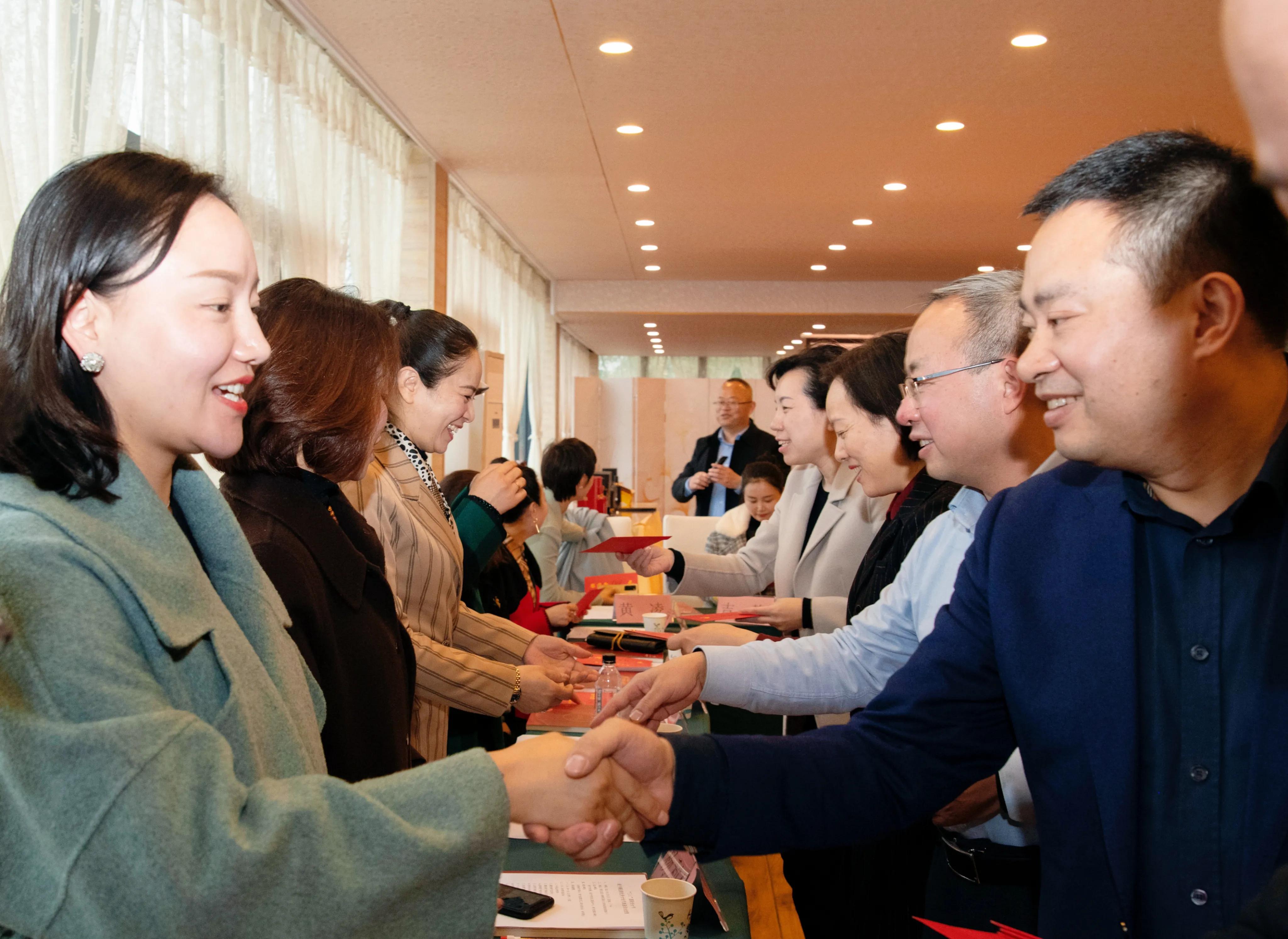 遂宁籍驻蓉优秀女性代表座谈会在漫花庄园温馨举行