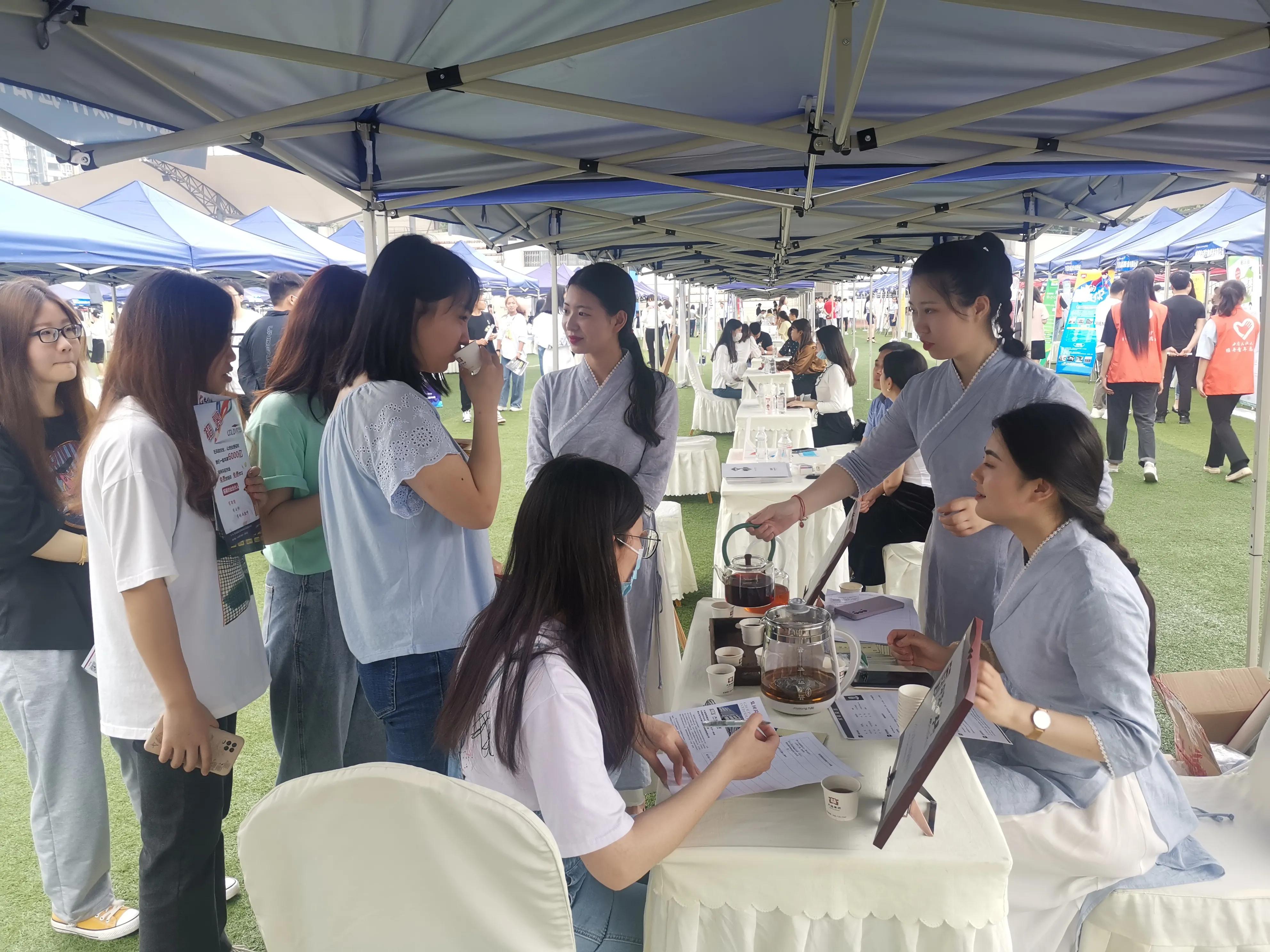 四川省异地商会100家企业进高校招聘活动在西南民族大学举行