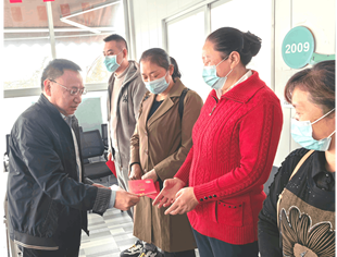 遂宁市农民工服务中心主任梁志勇一行走进天天勤物业慰问农民工代表