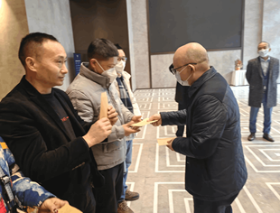 遂宁市驻蓉办主任李效白慰问在蓉遂宁籍农民工代表