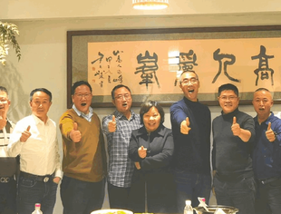 国家科技进步特等奖获得者、电子科大首席科学家陈竹梅和老乡代表交流