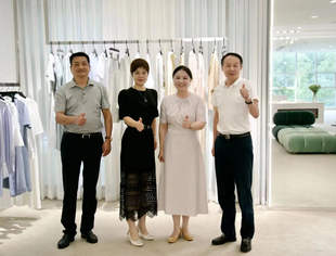 省服装行业商会秘书长刘红英走进索莱俪时装有限公司考察