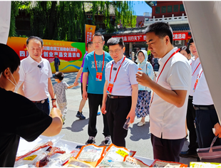 吕强陪同人力资源和社会保障部农民工工作司副司长罗守峰参观“蜀创优品、川行天下”北京展销活动