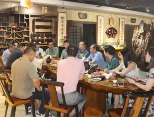 成都泸州商会会长值日：商会领导在城南联络处开展会长值日活动
