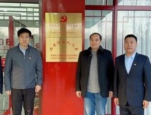 河南省政府驻京办、驻京机构党委为商会常务副会长单位花乡联合(北京)集团有限公司授牌