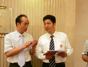 副会长史本才(左)、理事郭强在交流