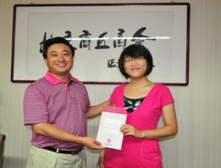 北京商丘商会邓天志会长向学生代表颁发助学金(2010年第三期)