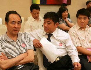 副会长马焕杰(中)