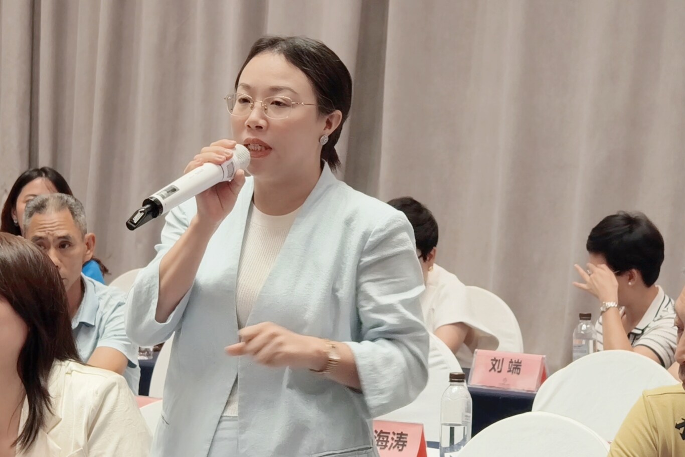 杨海英.jpg