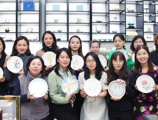 会务动态|手绘国瓷 品岩霸福茶 北京厦门企业商会举办女神节特别活动