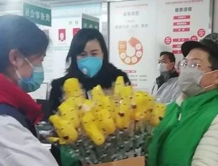 品牌人用行动致敬奋战在一线的工作人员和志愿者