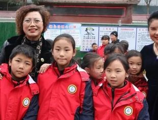 亮彩心系彝族同胞、爱心情暖山村孩子