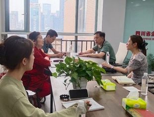 小金县商务合作中心领导将玫瑰花香带到品牌促进会