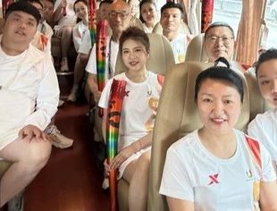 点赞！副会长代燕高铁列车上救人