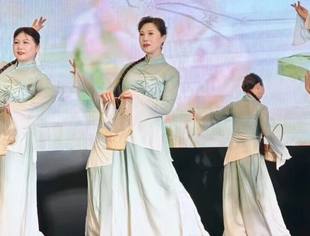 一场跨年晚会揭示银发经济的新蓝海,退休群体的消费革命与市场机遇