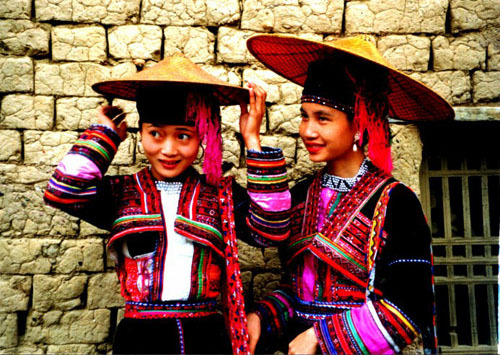 傣族服饰(图片来源：中国服装网)