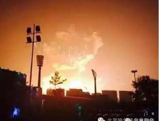 天津港发生危险化学品爆炸 两大产业受关注