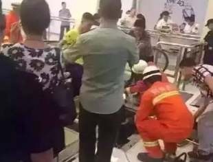 又是吃人的电梯！年轻妈妈被绞入电梯，遇难前托起孩子......