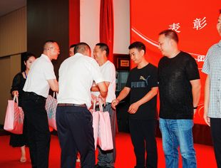 四川天府新区仁寿商会与仁寿驻成都退役军人服务站联合慰问退役军人
