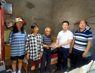 会员发起救助慈航镇学生捐赠交接