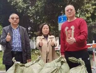 成都湘灵商贸有限公司向阿坝州小金县八角镇太阳沟村捐赠学生服装