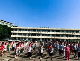 暖心！​一车集团董事长陈绍进先生向象岭小学捐赠了10万元现金提升教学设备