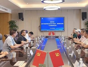 温州市重庆商会会长刘小林一行前往温州和平国际医院走访参观交流