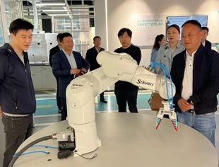 山东省内蒙古商会会长韩振涛一行与青岛沃柏斯智能实验科技有限公司学习交流