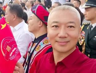 【商会通讯】我会名誉会长刘宏玉作为模范代表受邀参加2025年全国少数民族参观团 在京现场观摩阅兵仪式