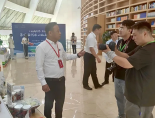 【爱上内蒙古】山东省内蒙古商会会长韩振涛接受媒体采访，说一说阿尔山校友经济论坛上的“新晋明星”