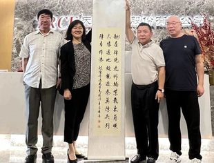 【商会动态】商会马莉秘书长向陈作涛常务会长赠送诗作墨宝