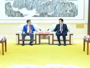高云龙会见新加坡中华总商会会长高泉庆一行，副会长任文达、高峰陪同