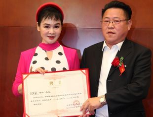 要闻|中国人民解放军火箭军文工团著名女高音歌唱家张华敏被聘为北京沧州企业商会文化艺术专委会顾问