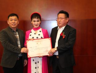 要闻|中国人民解放军火箭军文工团著名女高音歌唱家张华敏被聘为北京沧州企业商会文化艺术专委会顾问