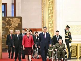 习近平向国家勋章和国家荣誉称号获得者颁授勋章奖章并发表重要讲话