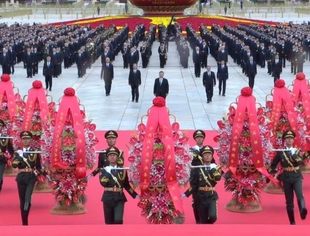 习近平等党和国家领导人向人民英雄敬献花篮